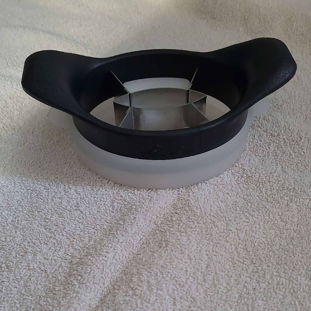 The Pampered Chef Black and White Mango Slicer